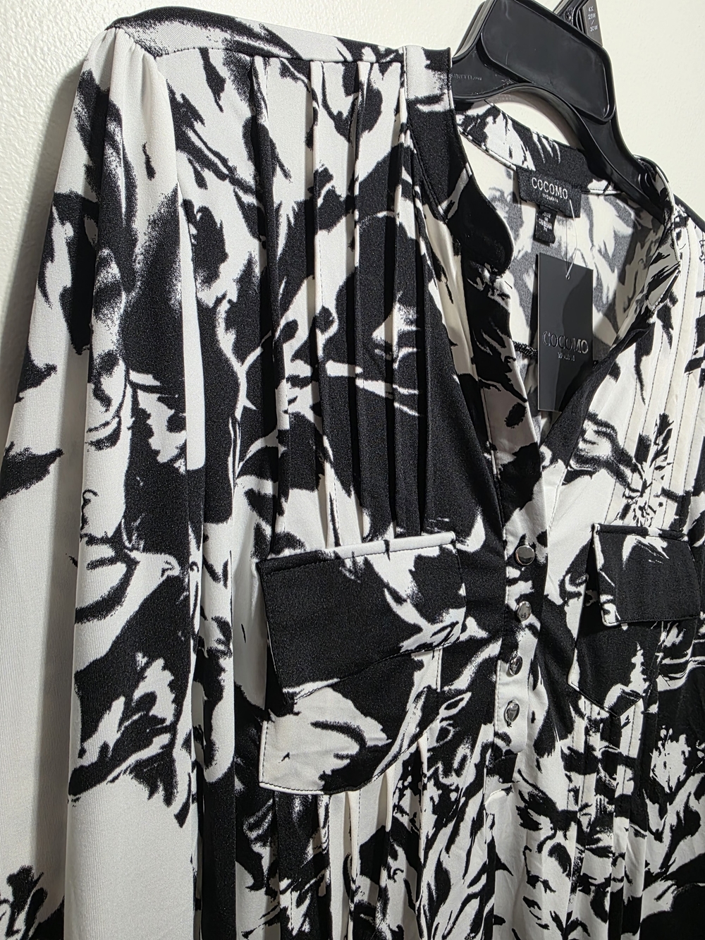 COCOMO Black White Floral Pocket Blouse Size 2X NWT Roll-Tab Sleeve V-Neck 🖤🤍✨ - Picture 4 of 5